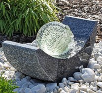 Granitbrunnen mit Glaskugel