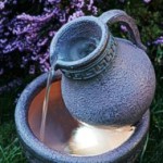 Solar-Gartenbrunnen mit Terracotta-Effekt