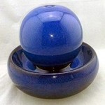 blauer Keramikbrunnen