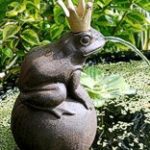Wasserspeier Frosch auf Kugel